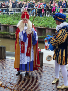 912286 Afbeelding de toespraak van Sinterklaas na zijn aankomst per boot aan de Zandweg ter hoogte van de Marekerk te ...